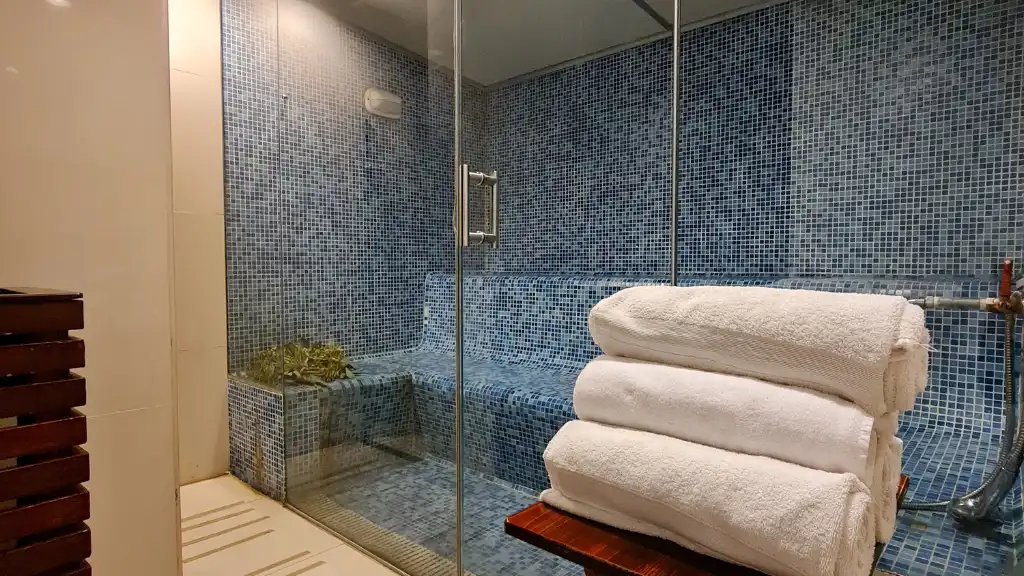 Spa para 1 o 2 + Masaje corporal + Masaje podal + Sauna a vapor o Hidromasaje en Q Spa Wellness 